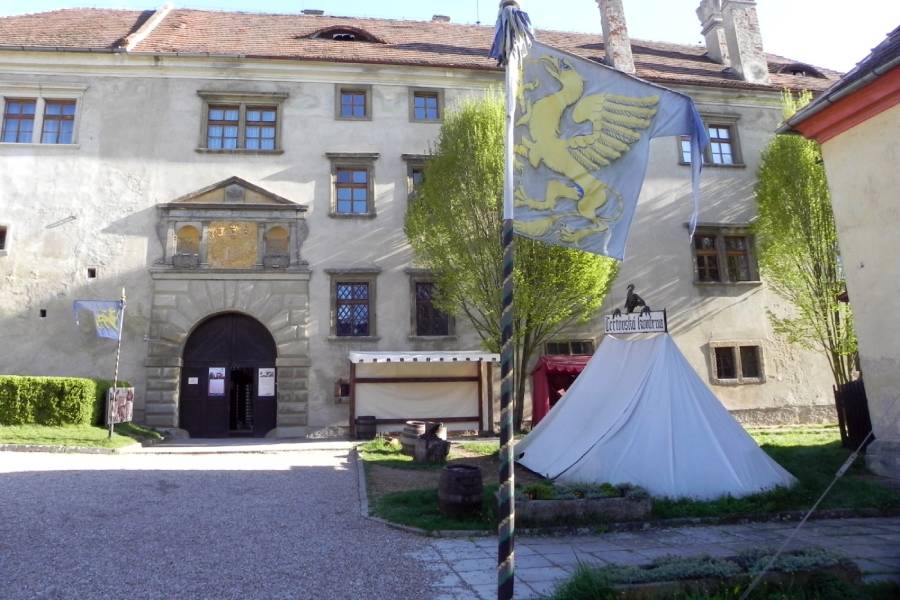 Hrad a zámek Staré Hrady je unikátní renesanční komplex s figurálními sgrafity. Zdroj: Hrad a zámek Staré Hrady