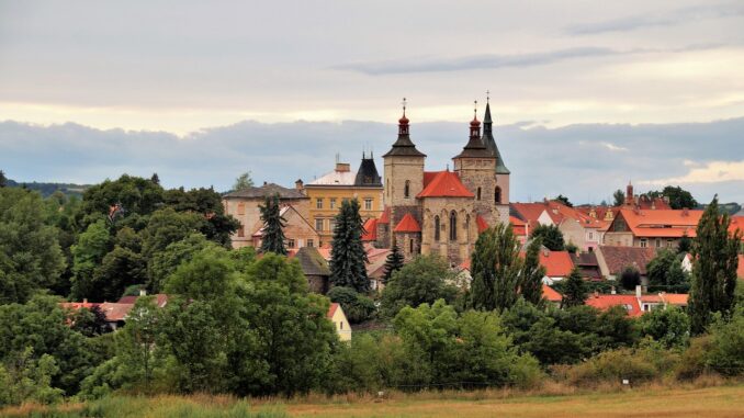 Pohled na město Kouřim a kostel sv. Štěpána. Zdroj: Pixabay.com