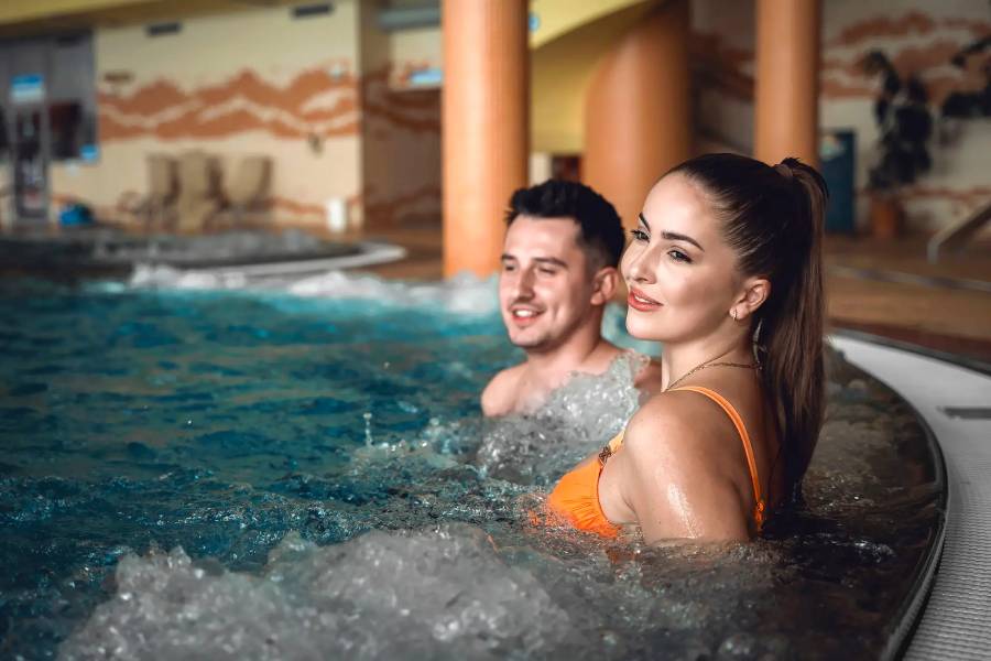 Večerní romantika v bazénu a saunové rituály. Zdroj: Aquapark Olešná