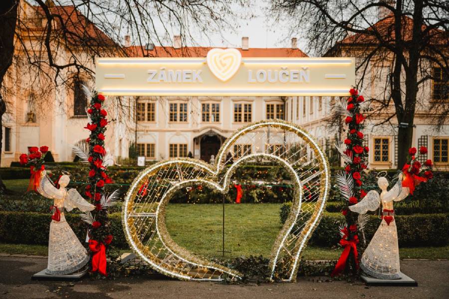 Na zámku Loučeň nechybí romantické dekorace. Zdroj: Zámek Loučeň